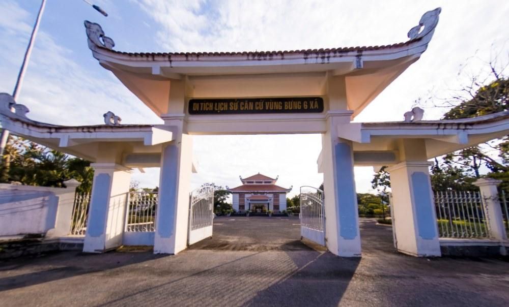 Cổng Khu di tích lịch sử Căn cứ Vùng Bưng 6 Xã