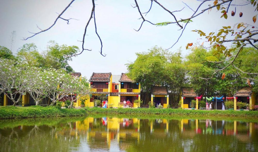 Khuôn viên xanh mát ven sông của bảo tàng